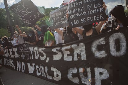 V&aacute;rios manifestantes, entre eles os &#039;black blocs&#039; protestaram contra a Copa do Mundo no Brasil, neste s&aacute;bado.