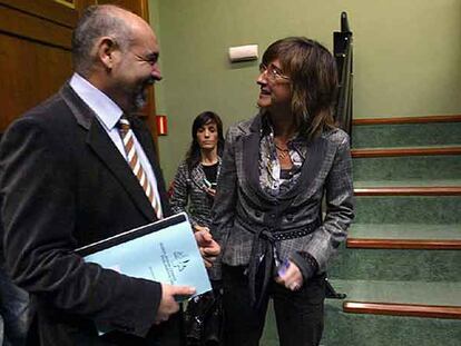 El portavoz parlamentario del PSE, José Antonio Pastor, charla con la <i>vicelehendakari,</i> Idoia Zenarruzabeitia, antes del inicio del debate parlamentario de ayer.