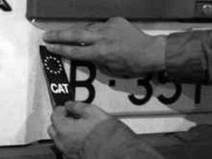 B 36825 - (20/09/2000) - Color - Pegatinas con el distintivo "CAT" junto a la matricula de un coche - Foto : Manolo S. Urbano -