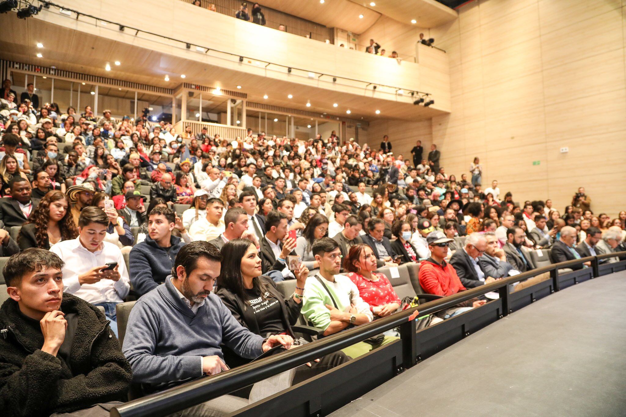 Consejeros de juventud, miembros de Plataformas de Juventud y Jóvenes en Paz escuchan a Gustavo Petro en Bogotá, este miércoles 15 de mayo. 