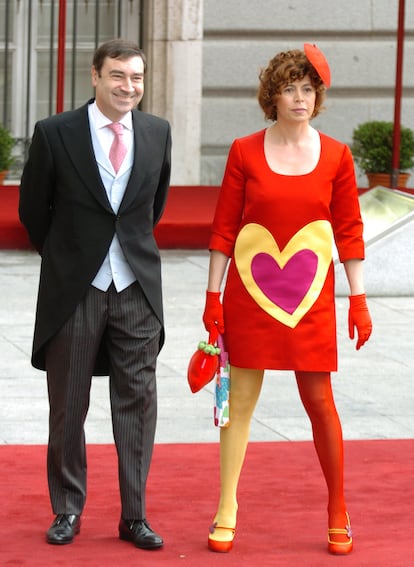 Agatha Ruiz de la Prada (derecha) a su llegada a la Catedral de la Almudena en Madrid a la boda de los hoy reyes de España, acompañada por su entonces marido, Pedro J. Ramírez. 