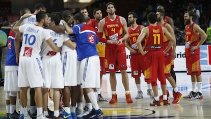 Los jugadores de la selección tras la derrota ante Francia.