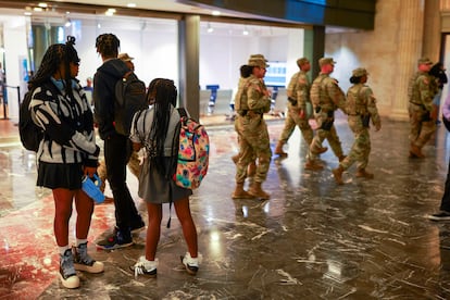 Guardia Nacional de Luisiana patrulla en Union Station, en Washington, el 25 de agosto.
