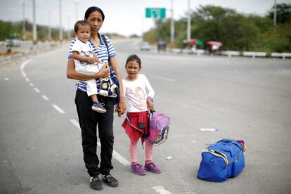 Erika Quevedo , de 28 anos, carrega em seus braços o filho Gabriel, de 1, e segura na mão da filha Osmariel, de 6. Sua viagem durou oito dias desde que saiu de sua cidade natal, Barquisimeto (Venezuela), até o ponto de controle fronteiriço em Tumbes (Peru). Erika e sua família foram vítimas da fraude dos guias na Colômbia que prometem ajudar os migrantes com a viagem e depois desaparecem com o dinheiro. Depois da fraude, ela se juntou a outras mães solteiras que conheceu no caminho e assim conseguiu chegar ao Peru. "Qualquer coisa é melhor que ser mãe na Venezuela" explica Quevedo, e conta que seu filho Gabriel nasceu prematuro e ela não pôde chamar uma ambulância e nem pagar pela viagem até o hospital. Quem fez o parto foi sua mãe. "Se não fosse por minha mãe, meu filho não estaria aqui".