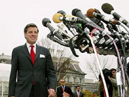 Paul Bremer se dirige a la prensa tras su reunión con Bush en Washington.