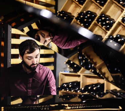 Lluís Capdevila al piano en la bodega de la cooperativa vinícola de Falset Marçà.