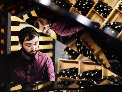 Lluís Capdevila al piano en la bodega de la cooperativa vinícola de Falset Marçà.