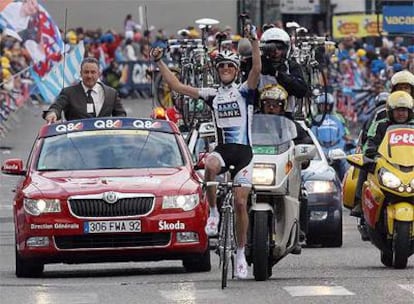 Andy Schleck festeja el triunfo en la meta de Lieja.