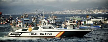 Vista de la protesta de los pescadores, por el lanzamiento de bloques de hormigón por las fuerzas de Peñón en aguas del estrecho de Gibraltar.