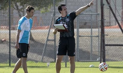 Emery da instrucciones en el entrenamiento ante Krychowiak.