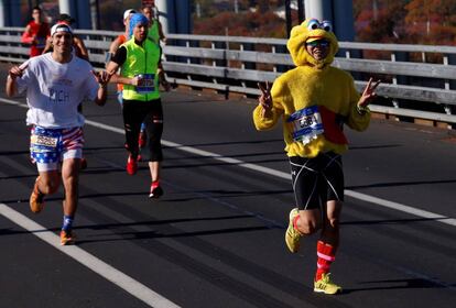 Un corredor participa disfrazado en el maratón de Nueva York.