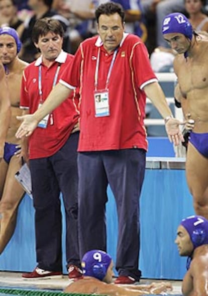 Joan Jané, técnico español, pide explicaciones a los jugadores.