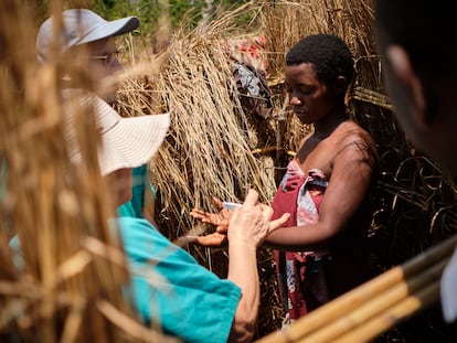 Los dermatólogos Víctor Dios y Águeda Pulpillo de Dermalawi realizan una segunda prueba de detección de lepra para constatar si la paciente tiene sensibilidad en las manos y pies.