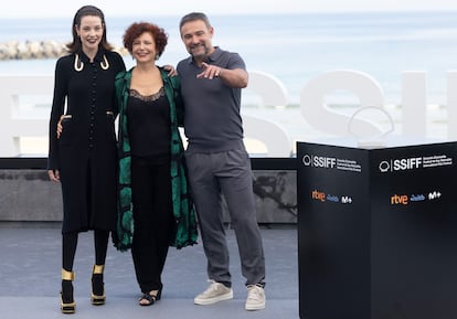 La directora Iciar Bollain (centro) y los actores Urko Olazabal y Mireia Oriol posan este sábado durante la presentación de la película Soy Nevenka, que compite en la Sección Oficial del Festival Internacional de Cine de San Sebastián.
