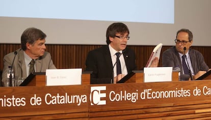 El presidente Carles Puigdemont (centro), durante la presentaci&oacute;n del monogr&aacute;fico de Revista de Catalu&ntilde;a.