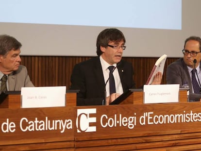 El presidente Carles Puigdemont (centro), durante la presentación del monográfico de Revista de Cataluña.