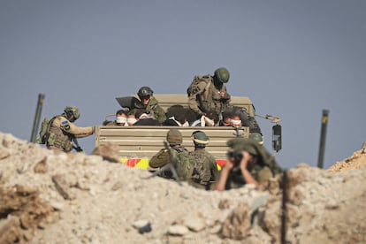 Soldados israelíes detienen a palestinos con los ojos vendados en un camión militar en la franja de Gaza.