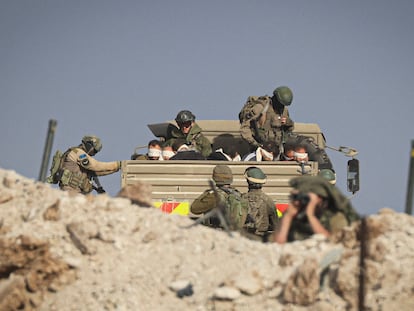 Soldados israelíes detienen a palestinos con los ojos vendados en un camión militar en la franja de Gaza.
