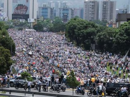 Las multitudinarias marchas opositoras deben convencer al mandatario para convocar elecciones presidenciales