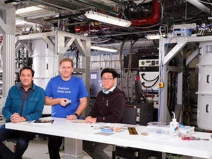 Desde la izquierda, Darío Gil, vicepresidente y responsable de IBM Research; Jay Gambetta, del Centro de Investigación IBM Thomas J Watsonand, con el chip Osprey en la mano, y Jerry Chow, director del grupo Experimental Quantum Computing, en el centro cuántico de la compañía en Nueva York, en 2021.