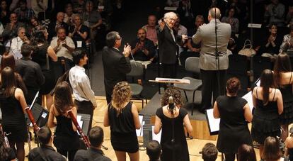 El director Joan Garcés, visiblemente emocionado, es ovacionado por músico y público en el Palau de la Música.