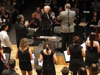 El director Joan Garc&eacute;s, visiblemente emocionado, es ovacionado por m&uacute;sico y p&uacute;blico en el Palau de la M&uacute;sica. 