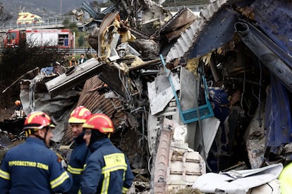 Personal de rescate, en la zona del suceso, este miércoles cerca de Larissa. 