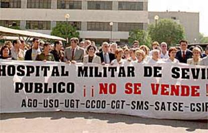 Trabajadores del Vigil de Quiñones manifestándose, ayer, contra su privatización.