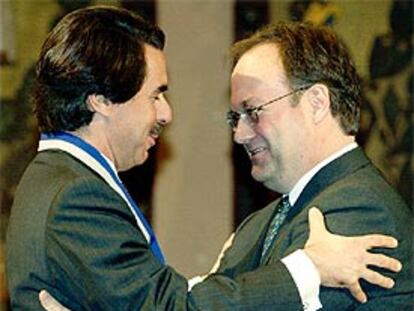 Aznar, con el rector de la Universidad de Georgetown, John DeGioia, tras recibir la medalla de la institución.