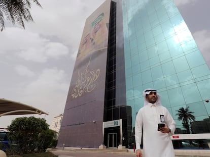 Un hombre camina fuera de la sede del Saudi National Bank (SNB) en Riyadh, Arabia Saudí, en marzo de 2020.