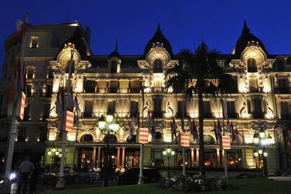 La fachada principal del Hotel de Paris de Montecarlo se ha iluminado de forma especial para preparar la celebración de la boda de Alberto de Mónaco y Charlene Wittstock el próximo 1 y 2 de julio.