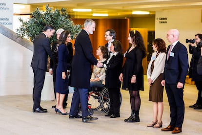 Los reyes, Felipe VI y Letizia, y el presidente del Gobierno, Pedro Sánchez, durante el acto de conmemoración del Día Europeo en recuerdo a las Víctimas del Terrorismo en la Galería de las Colecciones Reales en Madrid.