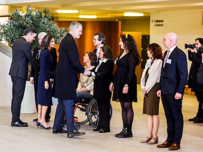 Los reyes, Felipe VI y Letizia, y el presidente del Gobierno, Pedro Sánchez, durante el acto de conmemoración del Día Europeo en recuerdo a las Víctimas del Terrorismo en la Galería de las Colecciones Reales en Madrid.