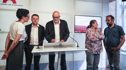 Diputados de Junts pel Sí y la CUP en la rueda de prensa después de registrar en el Parlament la proposición de Ley de Referéndum de Autodeterminación.