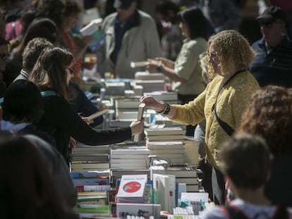Una parada de llibres el dia de Sant Jordi a Barcelona.