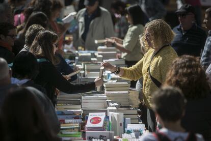 Una parada de llibres el dia de Sant Jordi a Barcelona.