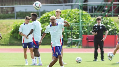 Lamine Yamal durante el entrenamiento previo al partido ante Francia.