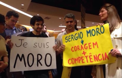 Apoiadores de Moro exibem cartazes de apoio.