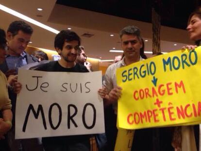Apoiadores de Moro exibem cartazes de apoio.