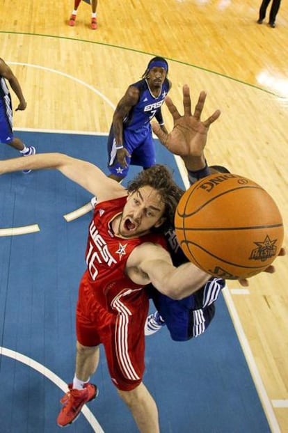 Pau Gasol en una entrada a canasta.