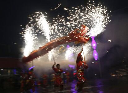 Representación de la danza del Dragón de fuego en el parque de atracciones Happy Valley de Pekín, China.