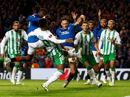 Sima, a la par con Davies, anota el gol del triunfo del Rangers ante el Betis.