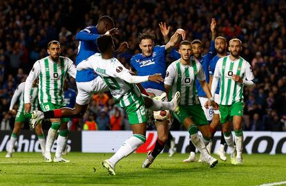 Sima, a la par con Davies, anota el gol del triunfo del Rangers ante el Betis.