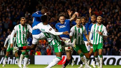 Sima, a la par con Davies, anota el gol del triunfo del Rangers ante el Betis.