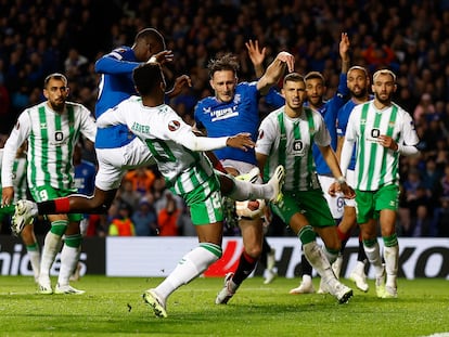 Sima, a la par con Davies, anota el gol del triunfo del Rangers ante el Betis.