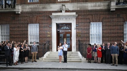 Guillermo y Catalina, junto al recién nacido, momentos antes de regresar al Palacio de Kensington, su residencia oficial.