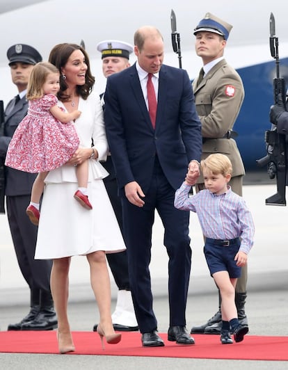 Los duques de Cambridge con sus hijos, la princesa Carlota y el príncipe Jorge, a su llegada a Polonia en su visita oficial. Este es la segunda gira oficial en la que van acompañados de sus dos hijos, la primera vez fue durante su visita a Canadá. Como entonces, los pequeños han acaparado la atención.