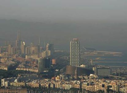 Humedad y contaminación sobre la ciudad de Barcelona vista desde Montjuïc.