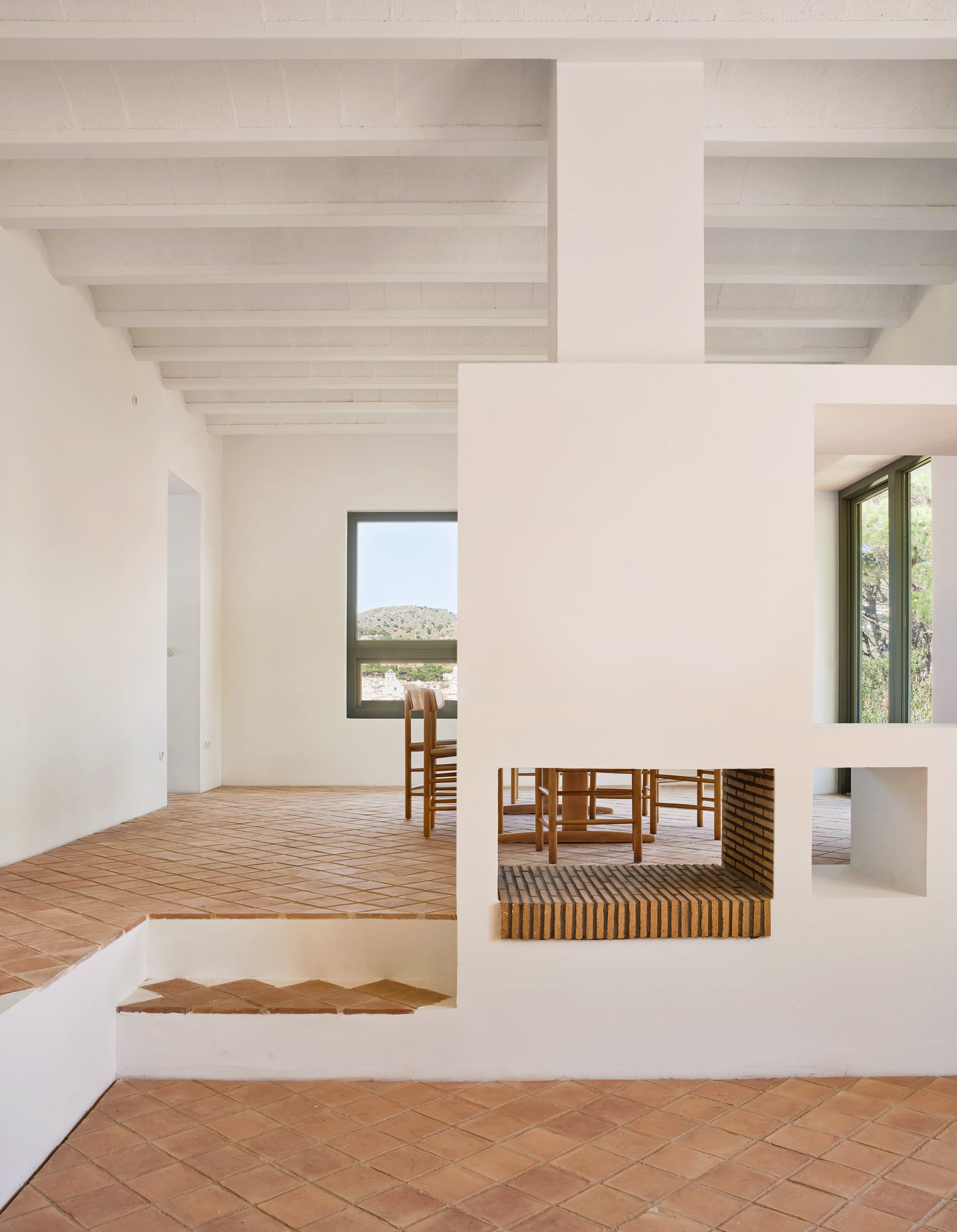 El interior de la vivienda actualiza la casa mediterránea.