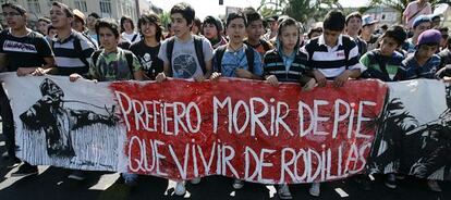 Cientos de estudiantes se manifestaron el pasado jueves 24 de noviembre de 2011 por las calles de Santiago de Chile. 